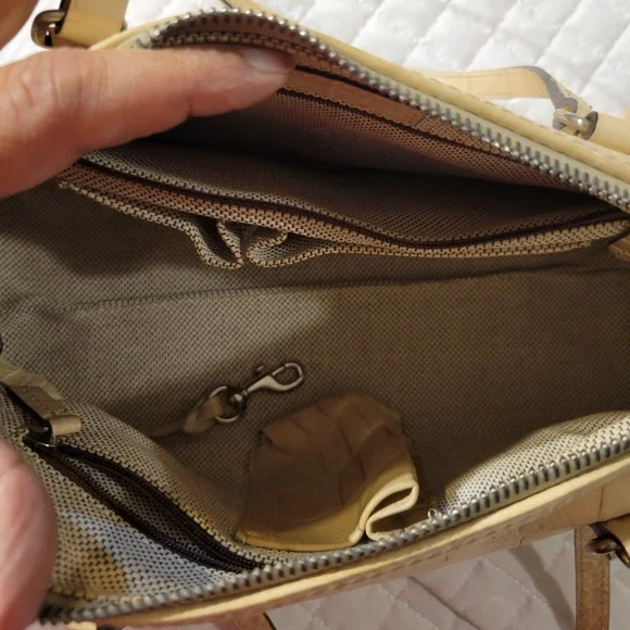 VTG Y2K Dooney & Bourke Cream Alligator Embossed Leather Satchel Barrel Purse 90 - Picture 3 of 8